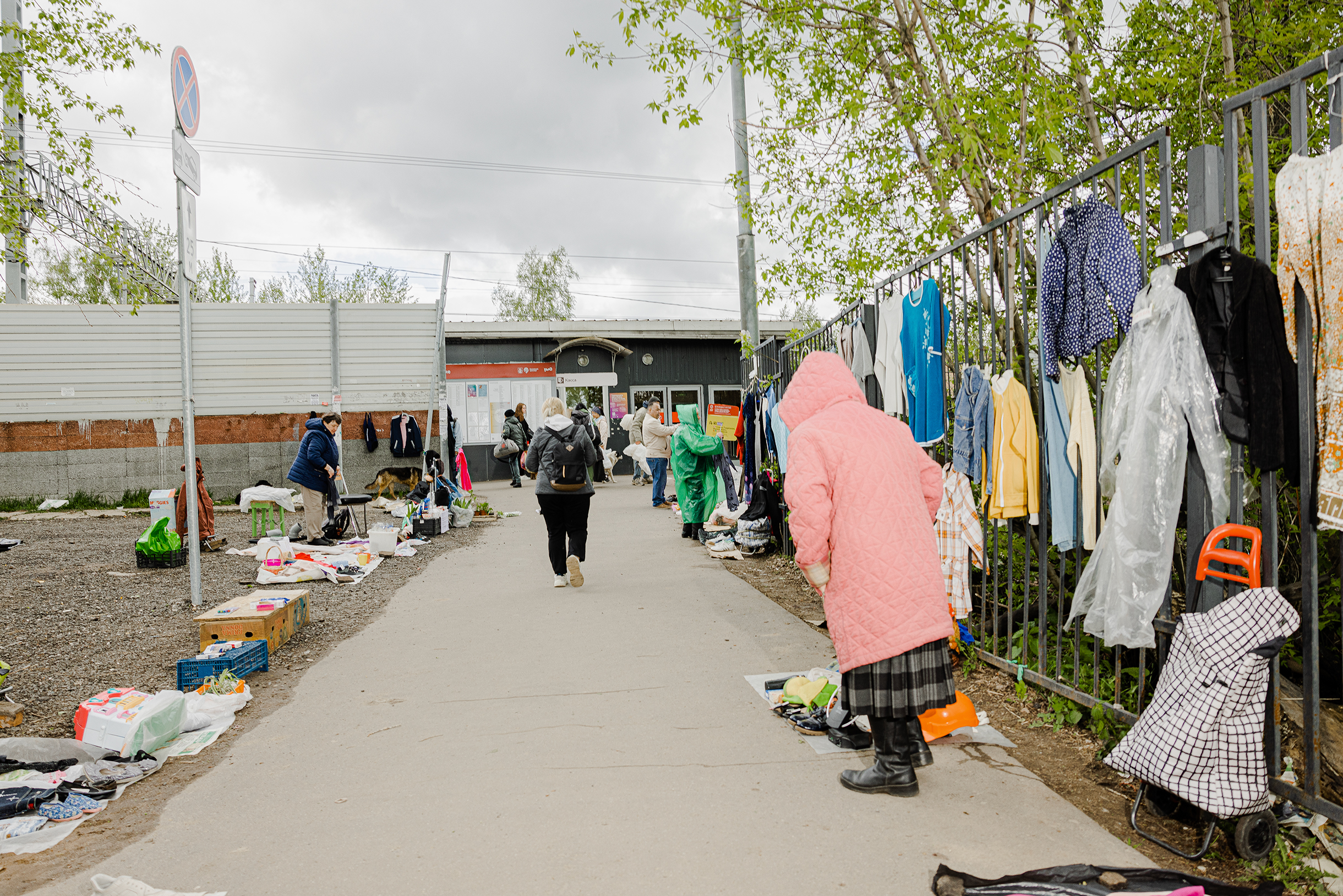 Так выглядит стихийная толкучка. Не пугайтесь, это еще не сам рынок