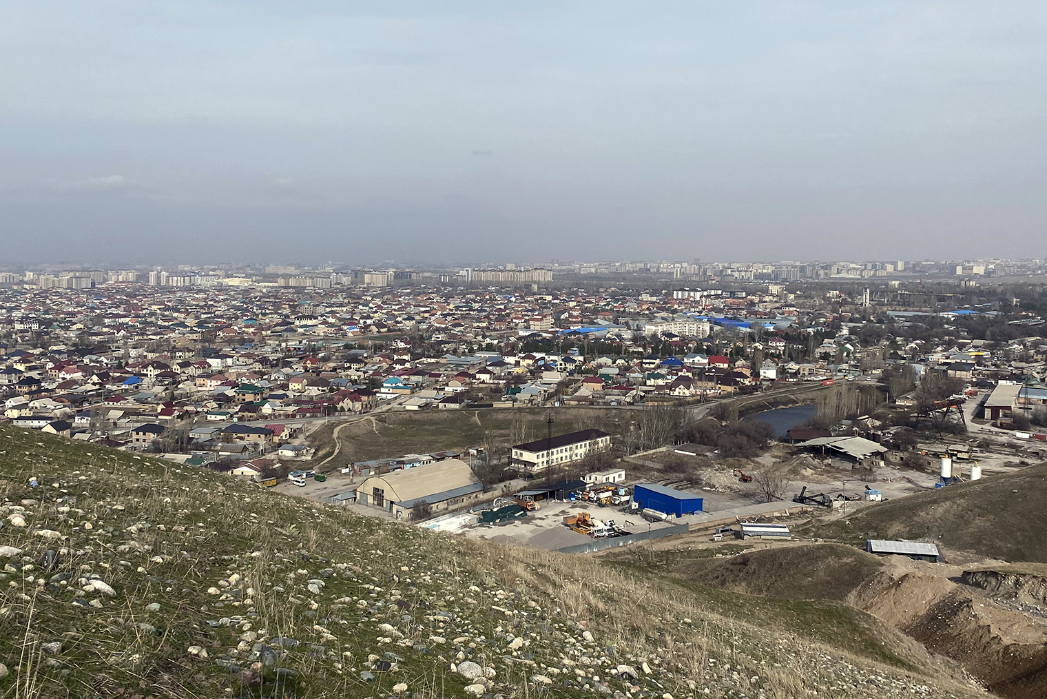 Такой вид на Бишкек открывается с сопки в черте города