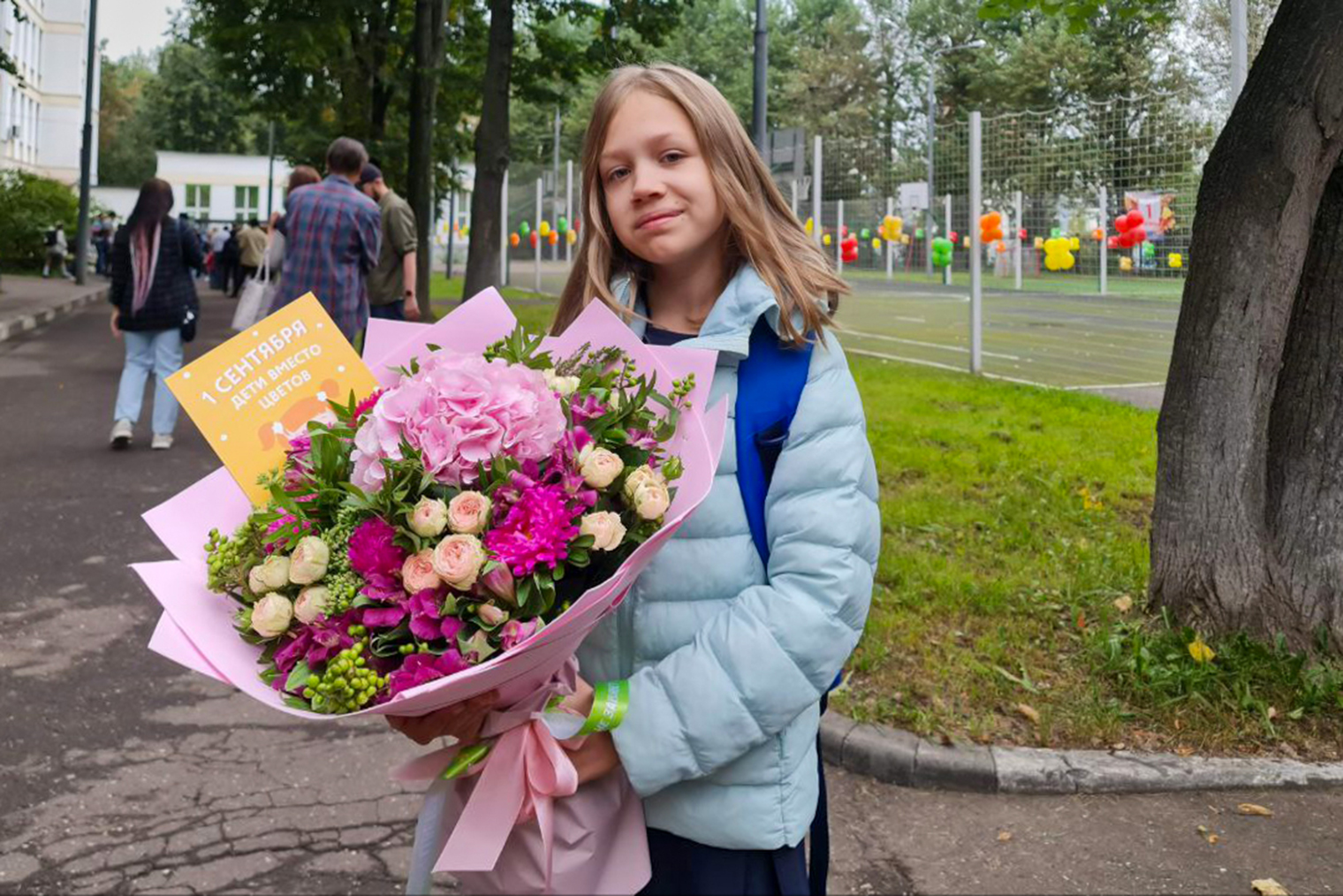 В 2021 году моя дочь Виктория перешла в шестой класс, мы подарили учительнице такой шикарный букет от всех учеников