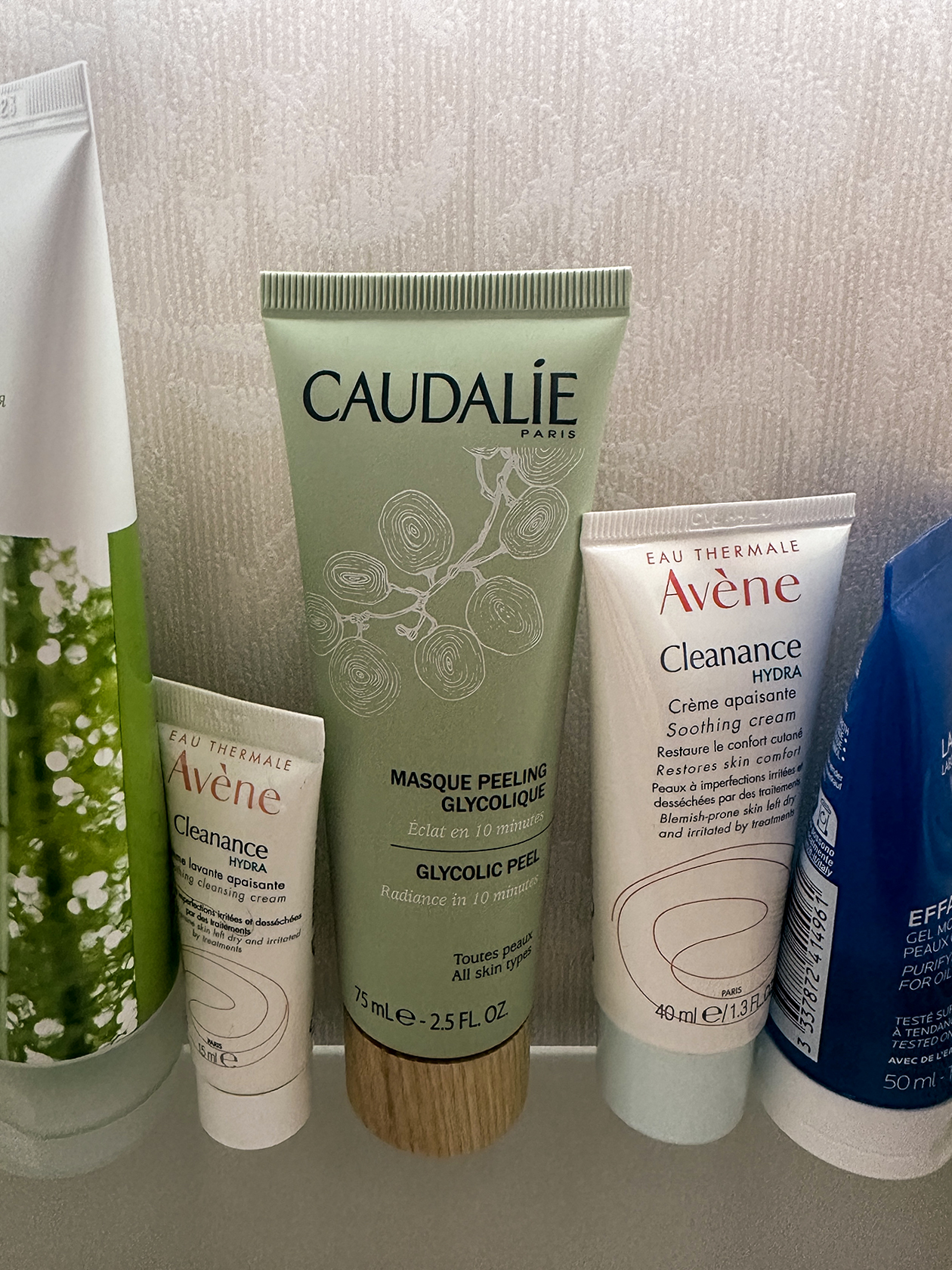 Маска для лица от бренда Caudalie, стоила около 2500 ₽. Сама маска средненькая, но бренд я люблю