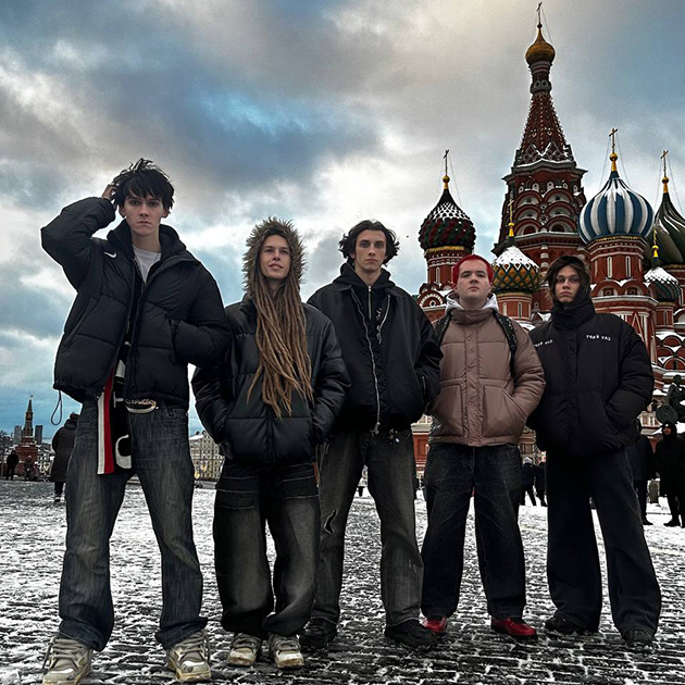 На волне успеха в декабре 2024 года «баловников» пригласили выступить в Москве. Михаил Сущих, автор мема, — посередине. Источник: телеграм-канал «Баловники»
