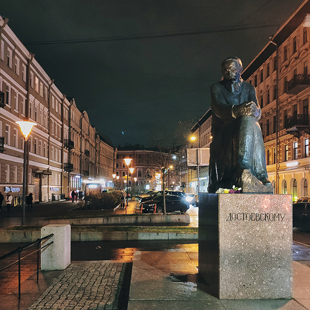 Достоевского любят и знают во всем мире. Когда ездила по Европе, мне не раз о нем говорили, особенно восхваляли «Преступление и наказание». Приятно, хоть это и не мой книжный фаворит. Тем не менее глубоко уважаю его творчество