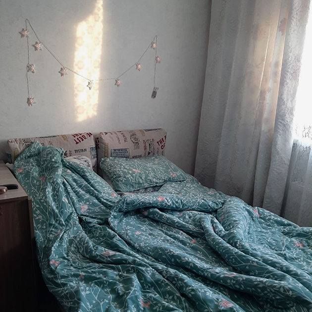 У нас есть еще одно спальное место, но мы с сестрой привыкли спать вместе: можно уютненько устроиться и поболтать. Ну, и на Севере так теплее