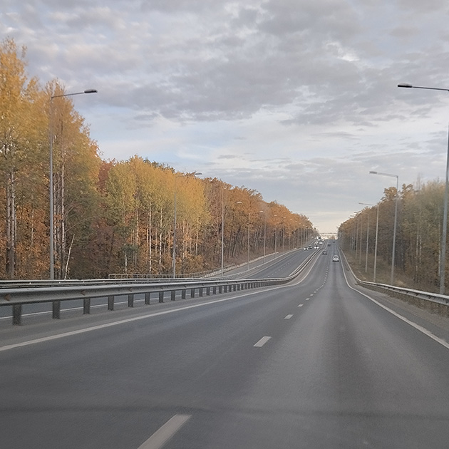 В пути любуемся осенней природой. Тетушка удивляется, как все изменилось, она не узнает дорогу