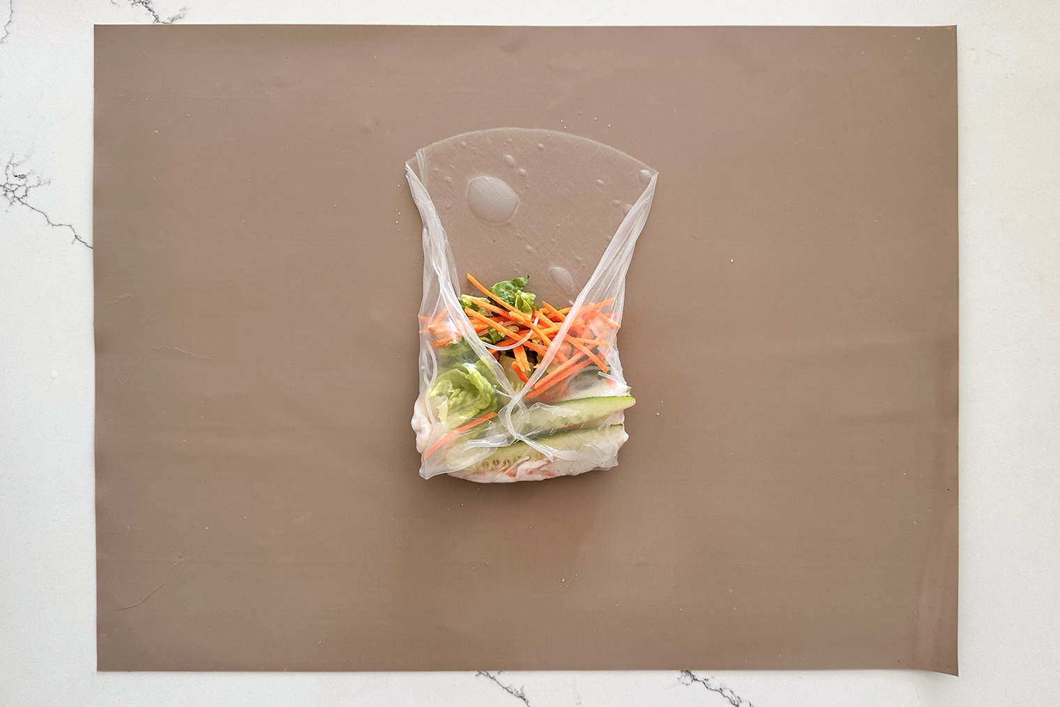 Количество начинки можно регулировать по вкусу. Большие роллы разрежьте пополам перед подачей