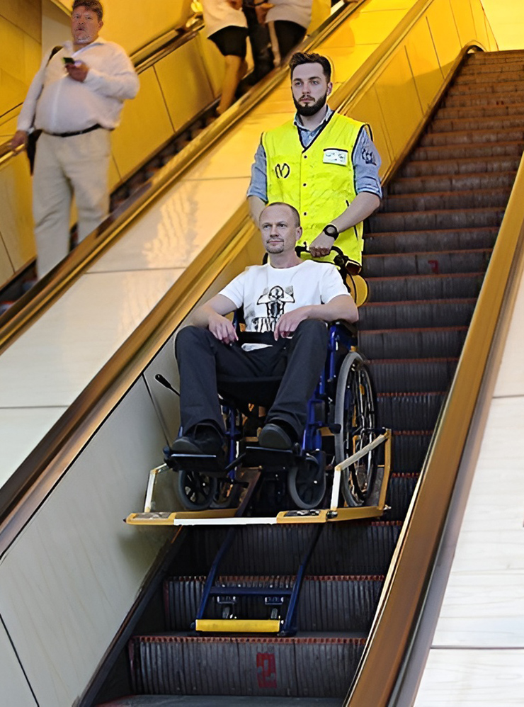 А так как одеты сопровождающие в метро Санкт-Петербурга. Источник: metro.spb.ru