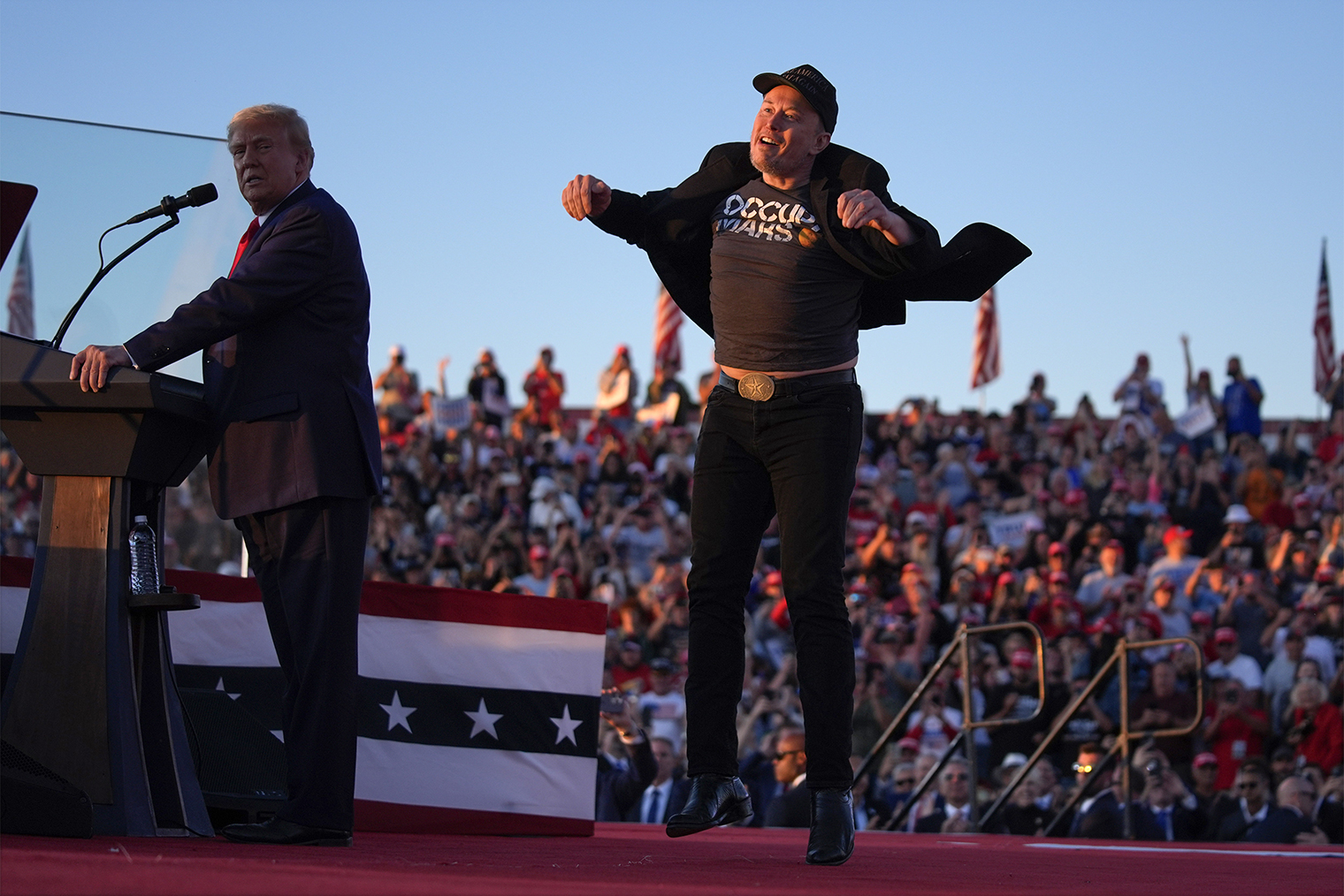 Илон Маск на предвыборном митинге Дональда Трампа. Фотография: Evan Vucci / AP / ТАСС