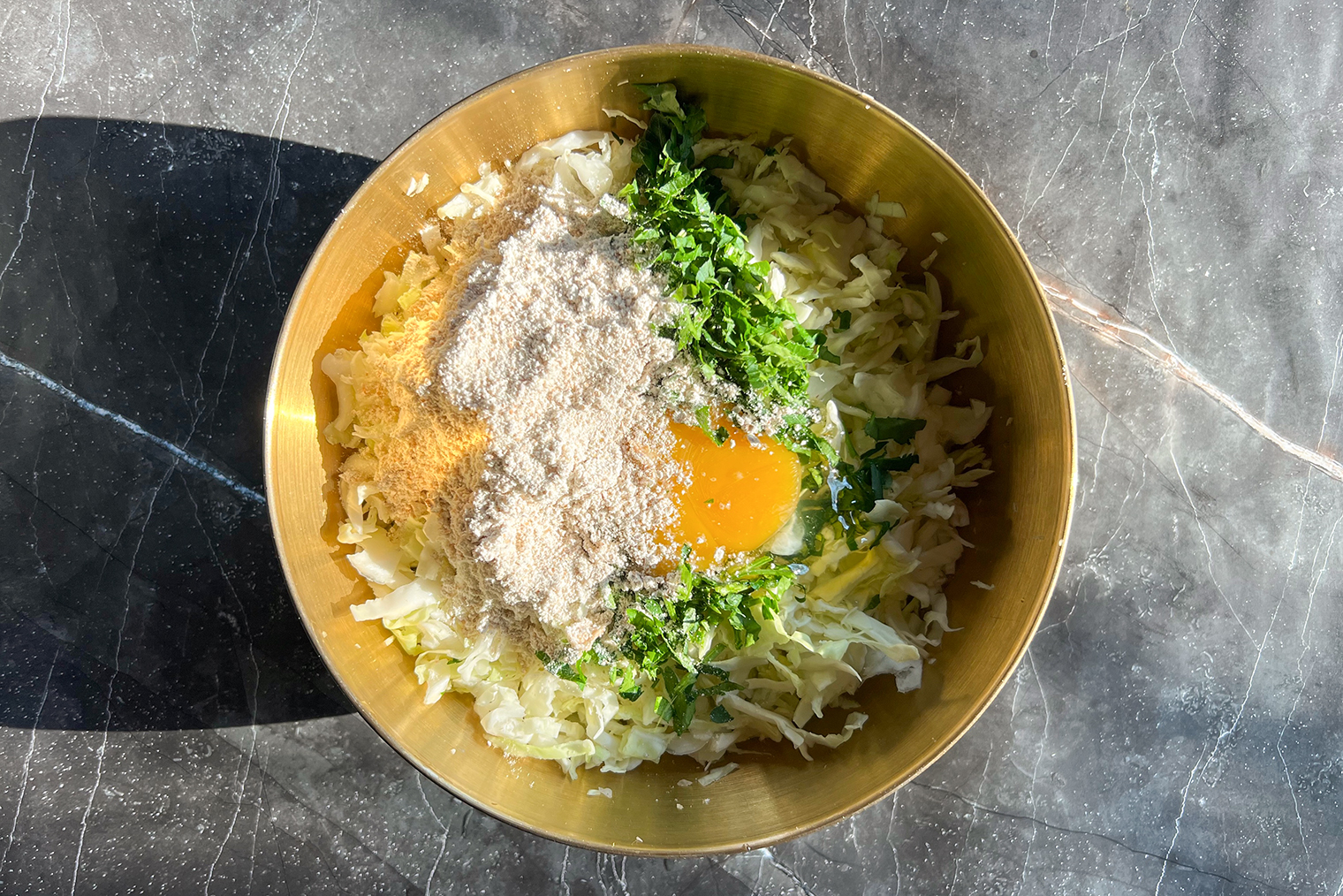 Петрушка не сильно влияет на вкус котлет, но добавляет яркие вкрапления