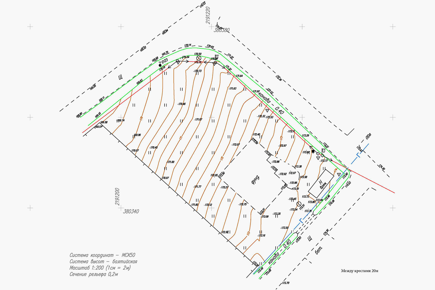 Пример выполненной геодезической съемки участка на склоне. Отображен фундамент, ограждение, коммуникации и рельеф в виде горизонталей. Источник: razumsad.com