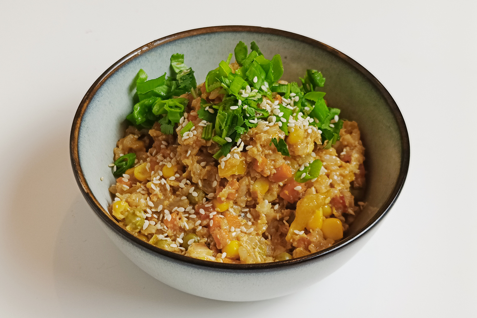 Готовый жареный рис с яйцом и овощами