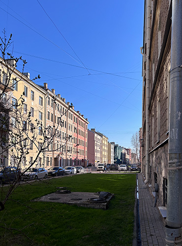 Милые детали любимого города. Когда в Петербурге солнце — он улыбается. И мы вместе с ним