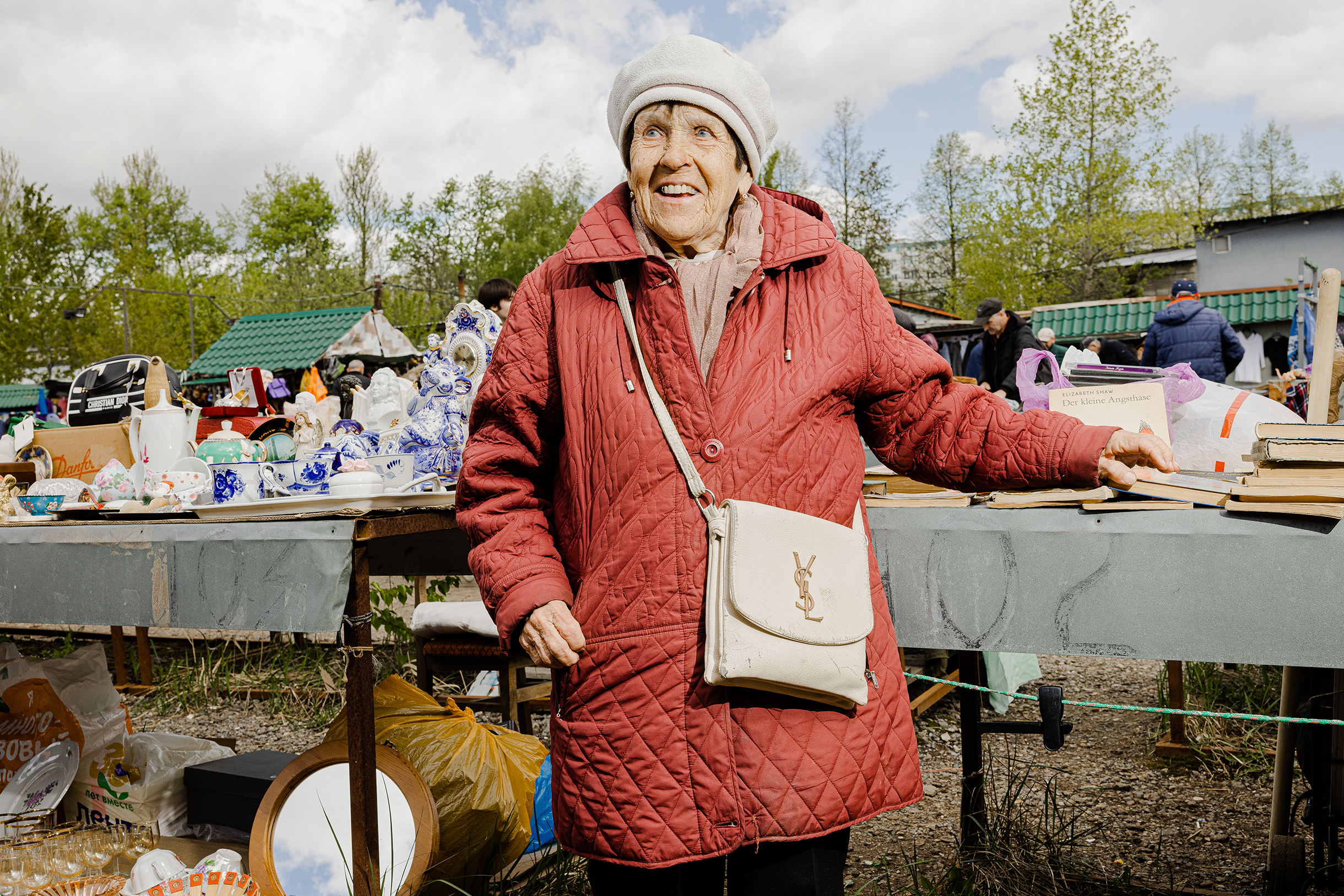 «Сфотографируйте лучше бабушку: она войну застала», — советует продавец, пожелавший остаться неизвестным