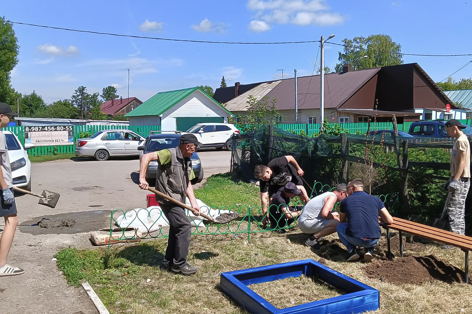 Общими усилиями мы облагородили небольшой участок