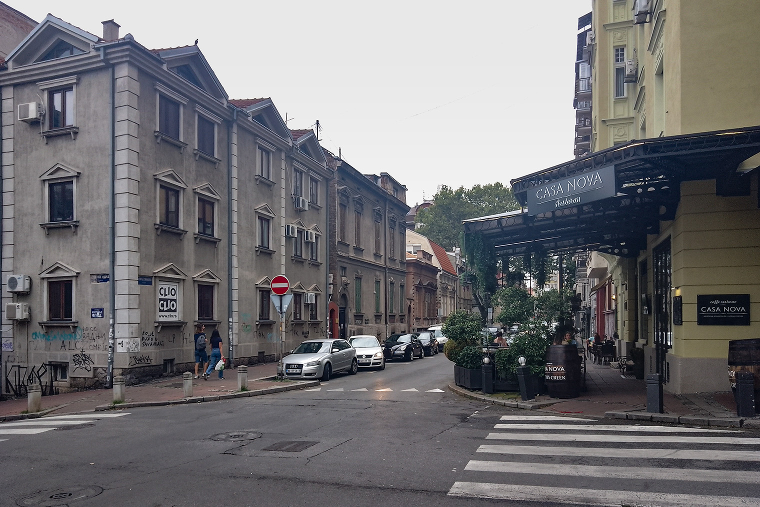 Старый фонд сосредоточен в центре города. Слева — пример малоэтажной застройки начала 20 века, справа — что⁠-⁠то вроде наших сталинок