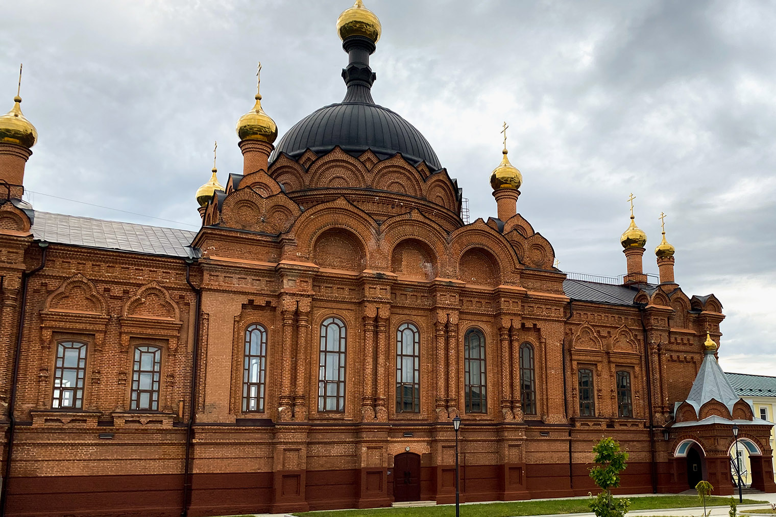 Многострадальный храм Серафима Саровского — самая красивая часть монастыря