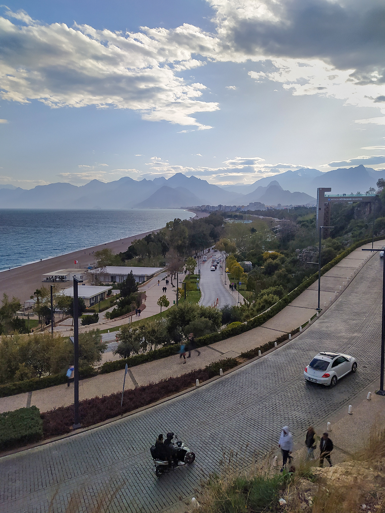 Анталья в феврале, вид на Beach Park и западную часть города