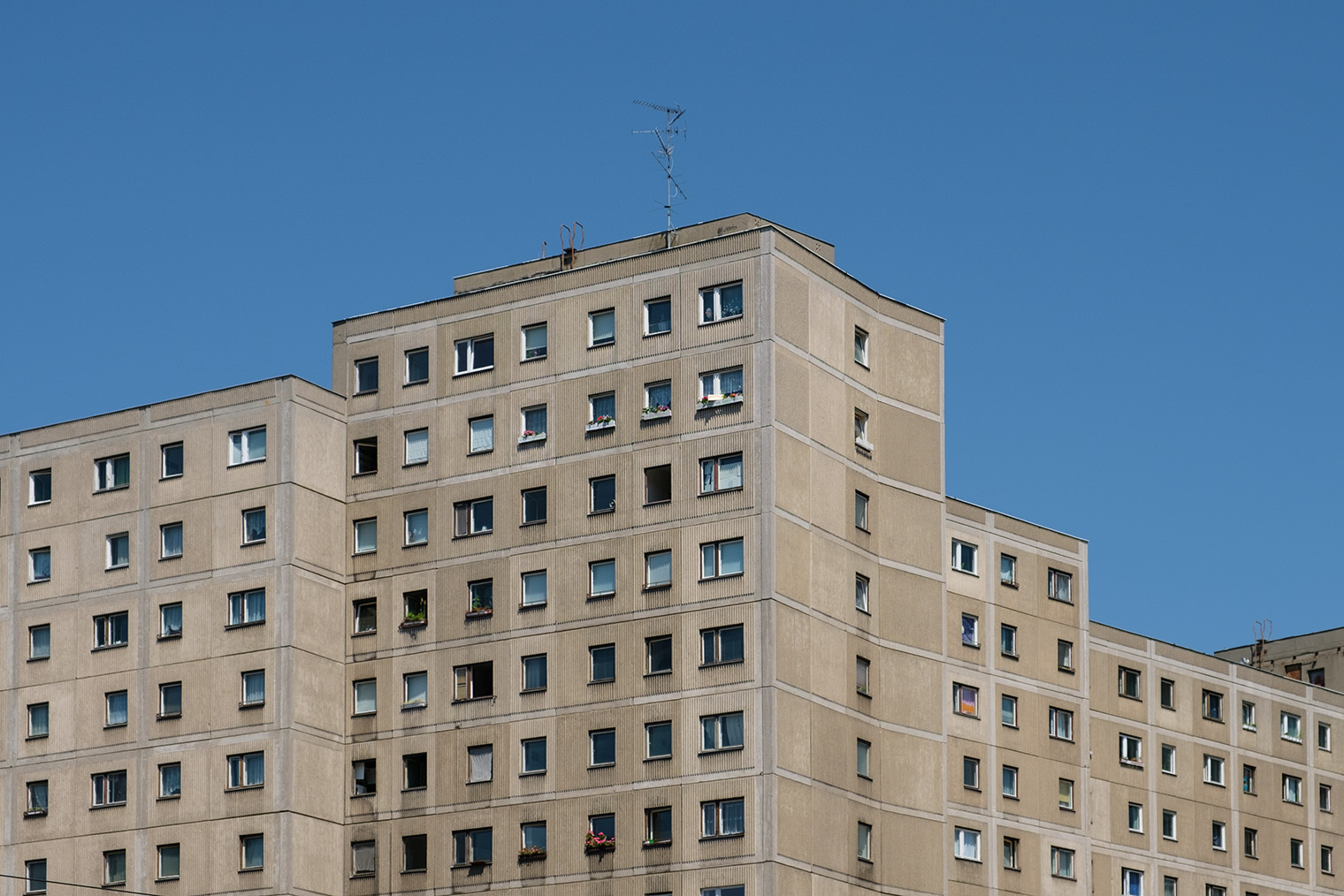 Панельные дома, или Plattenbau, строили в Восточной Германии во времена ГДР. Сейчас многие из них подпали под реновацию. Как правило, в них низкая тепло- и шумоизоляция. Фотография: hanohiki / Shutterstock / FOTODOM