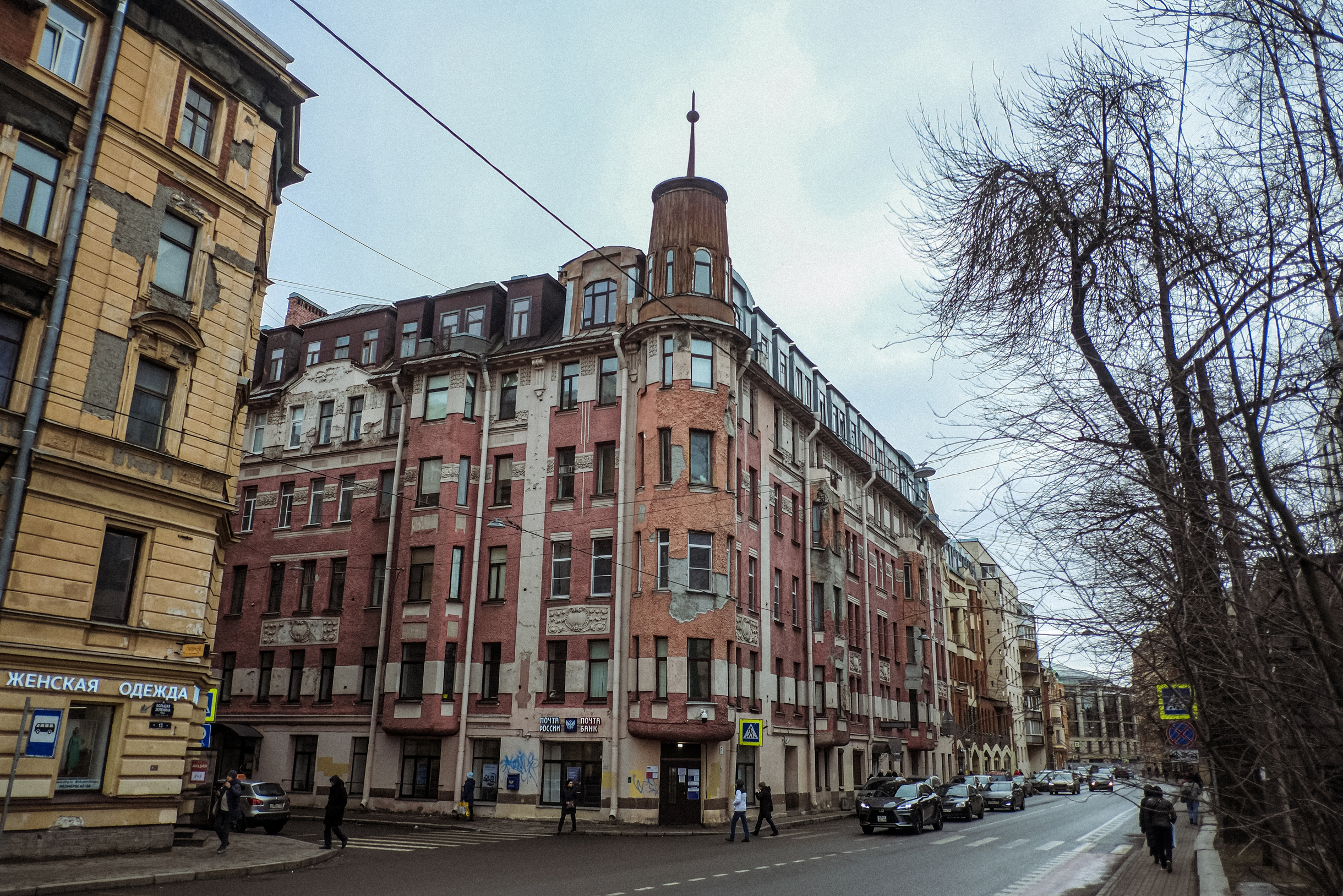 На Петроградке очень разнообразная архитектура. Это доходный дом В. И. Чулкова — он расположен в нашем районе