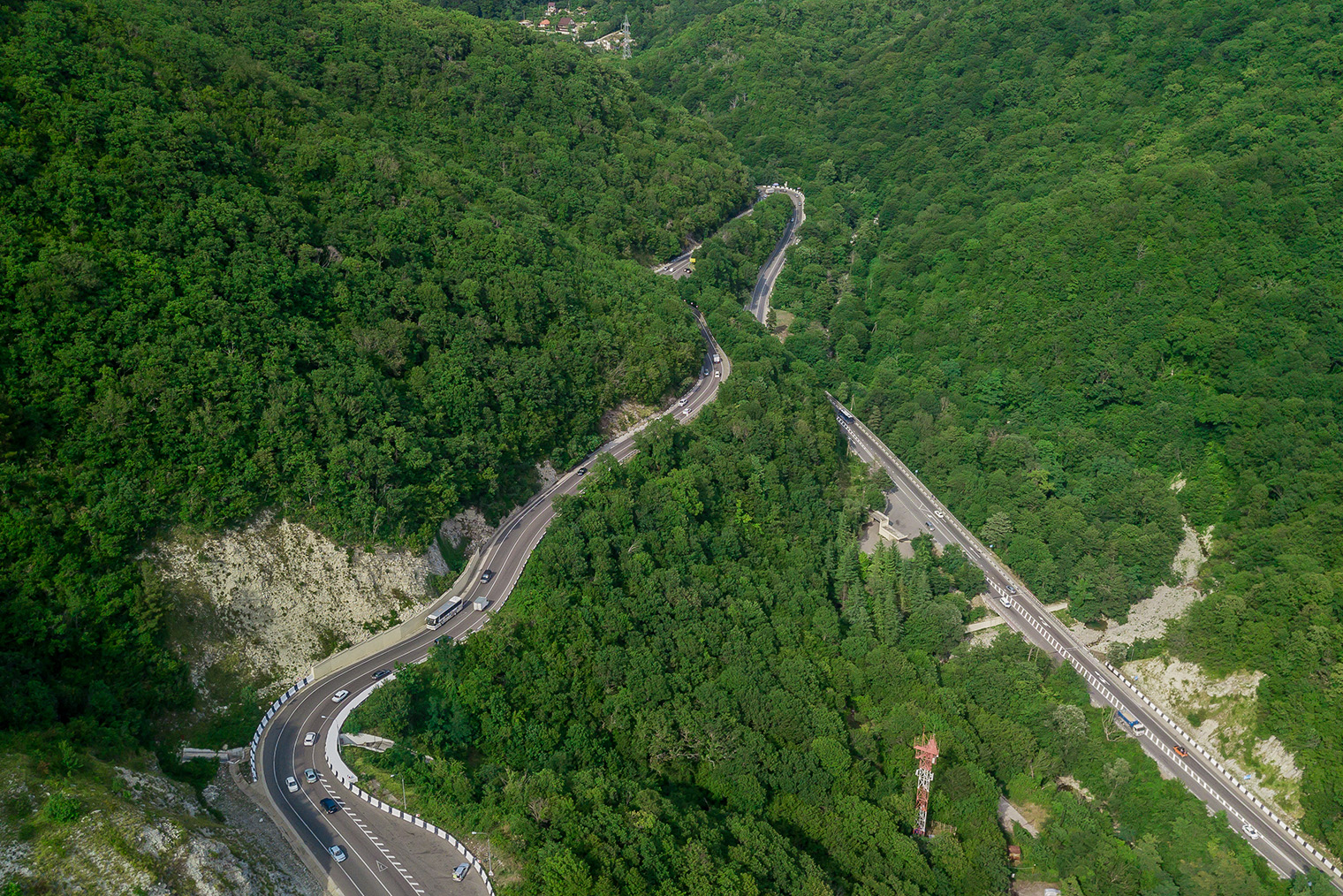 Серпантин по дороге к Сочи. Фотография: Quatrox Production / Shutterstock / FOTODOM