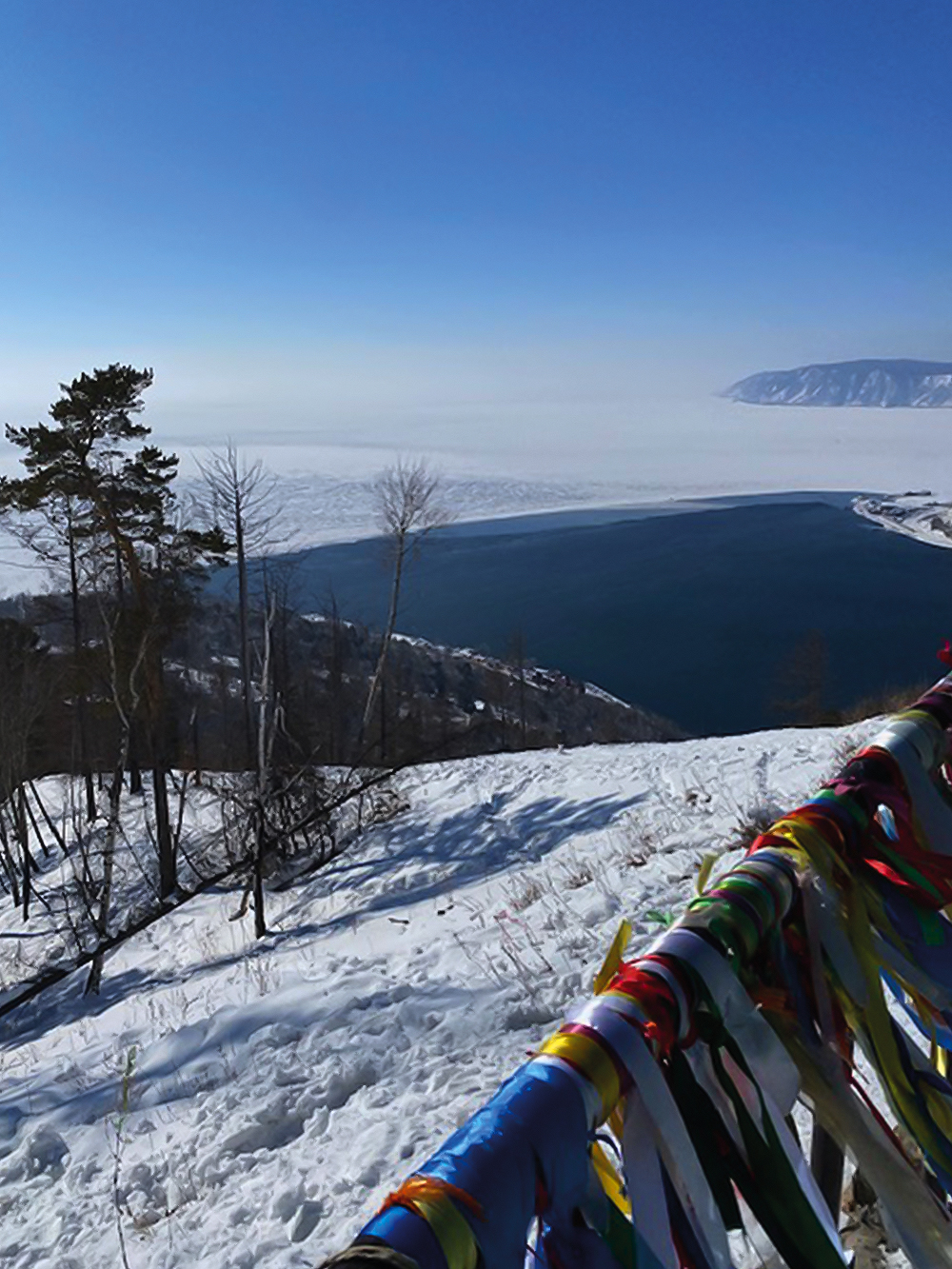 По местной традиции туристы повязывают разноцветные ленточки на перила