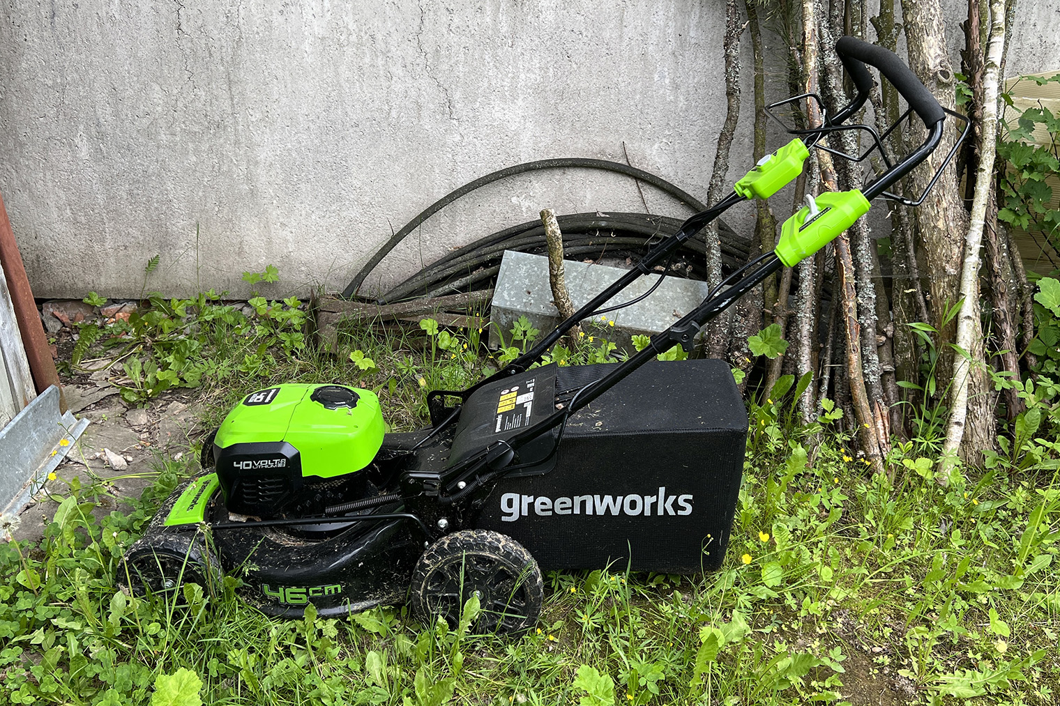 Дедушкина самоходная аккумуляторная Greenworks — в 2022 году стоила 38 000 ₽. Тут травосборник на 60 л. Благодаря этому и самоходности устройство позволяет скосить за час вдвое больше, чем электрический аналог