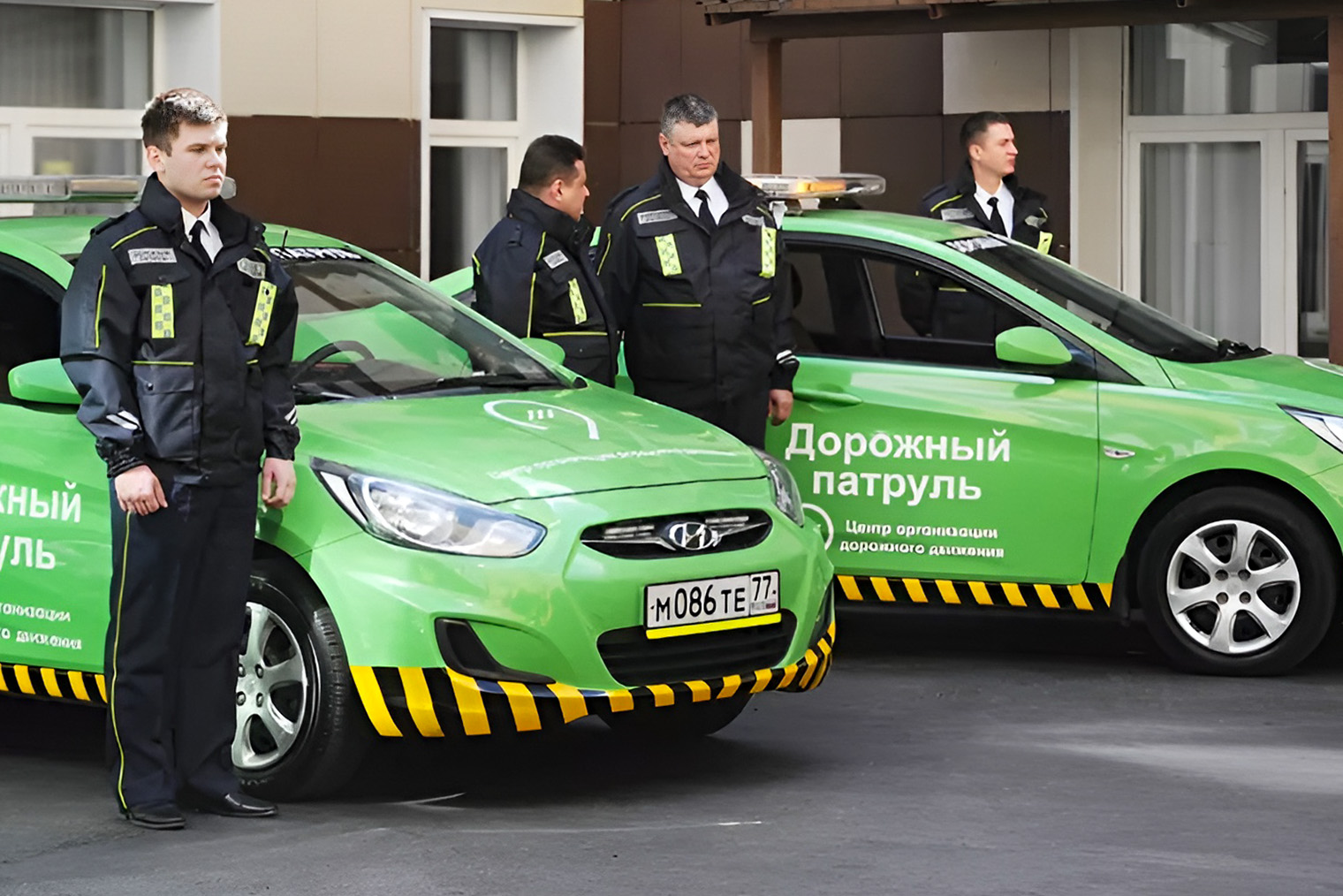 Автомобиль и комиссара московского ЦОДД легко узнать: у них преобладают зеленые цвета и цветографические надписи на автомобиле, сам аварком одет в форму и носит с собой удостоверение. Источник: mos.ru