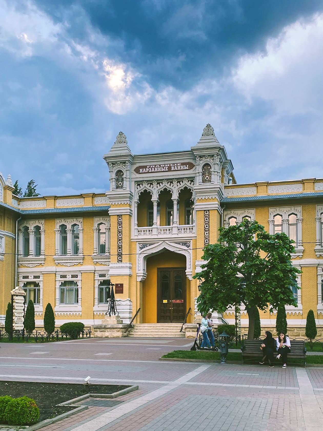 Кисловодск производит впечатление настоящего курортного города. В центре — Нарзанные ванны и Курортный бульвар. Именно оттуда начинается большинство маршрутов в самые популярные точки, например в урочище Джилы-Су