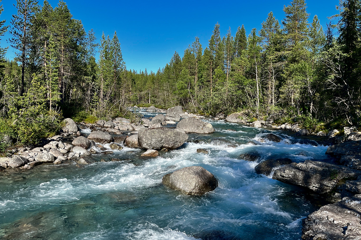 В Хибинах кристально чистая вода. Мы пили прямо из рек и ручьев. Во время переходов добавляли в воду изотоники, чтобы поддерживать солевой баланс в организме