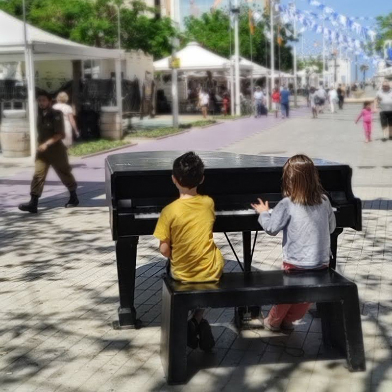 Общественный рояль на центральной улице города