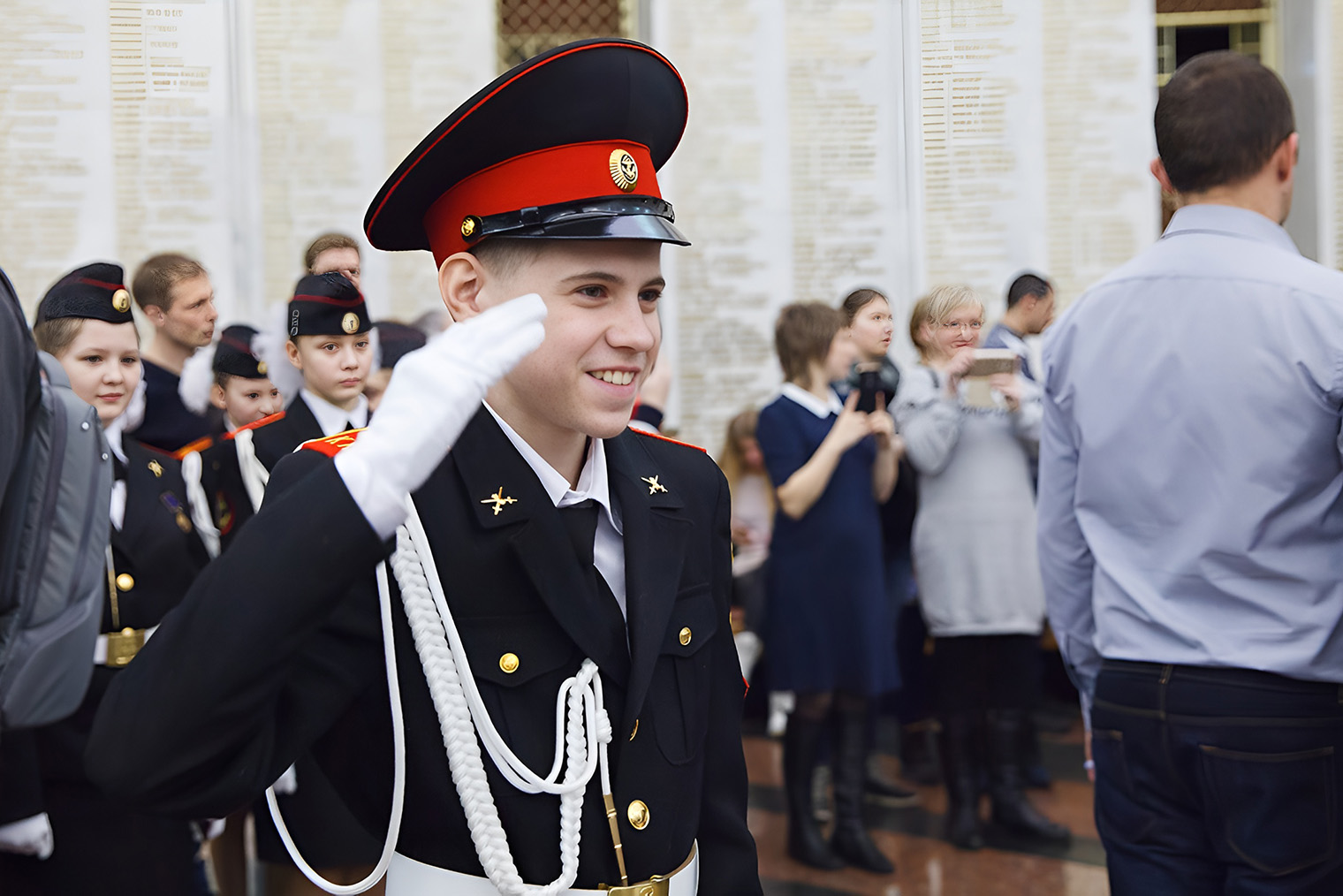 В кадетском классе дети учатся оказывать первую помощь, получают отличную физподготовку и осваивают дипломатический этикет. Источник: shkolamoskva.ru