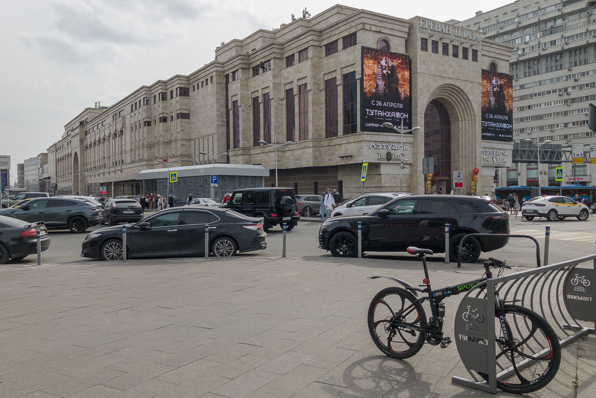 Велосипед можно взять на прокат около торговых центров