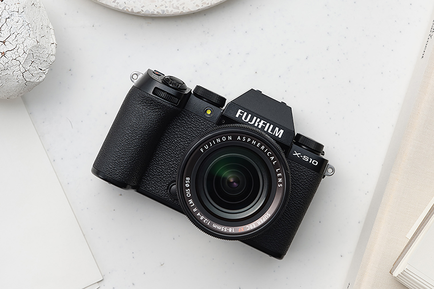 Fujifilm X⁠-⁠S10 — уменьшенный и чуть упрощенный вариант X⁠-⁠T4 с той же матрицей и таким же процессором. Идеальный выбор для новичка. Источник: fujifilm-x.com