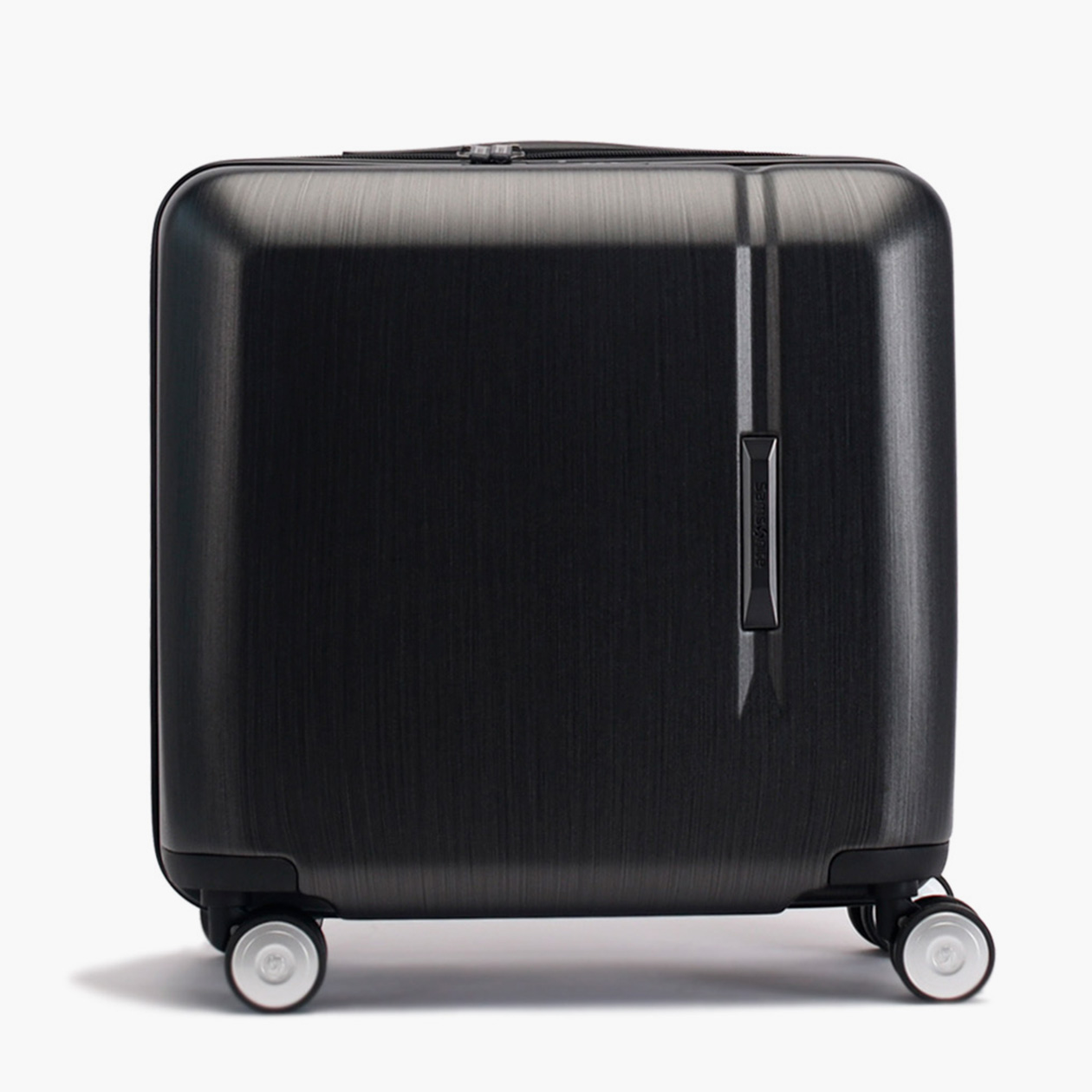 Чемодан Samsonite Novae размером 41 × 23,5 × 43,5 см не влезет ни в один калибратор для ручной клади. С ним можно рискнуть лететь в надежде, что габариты не проверят. Источник: samsonite.ru.com