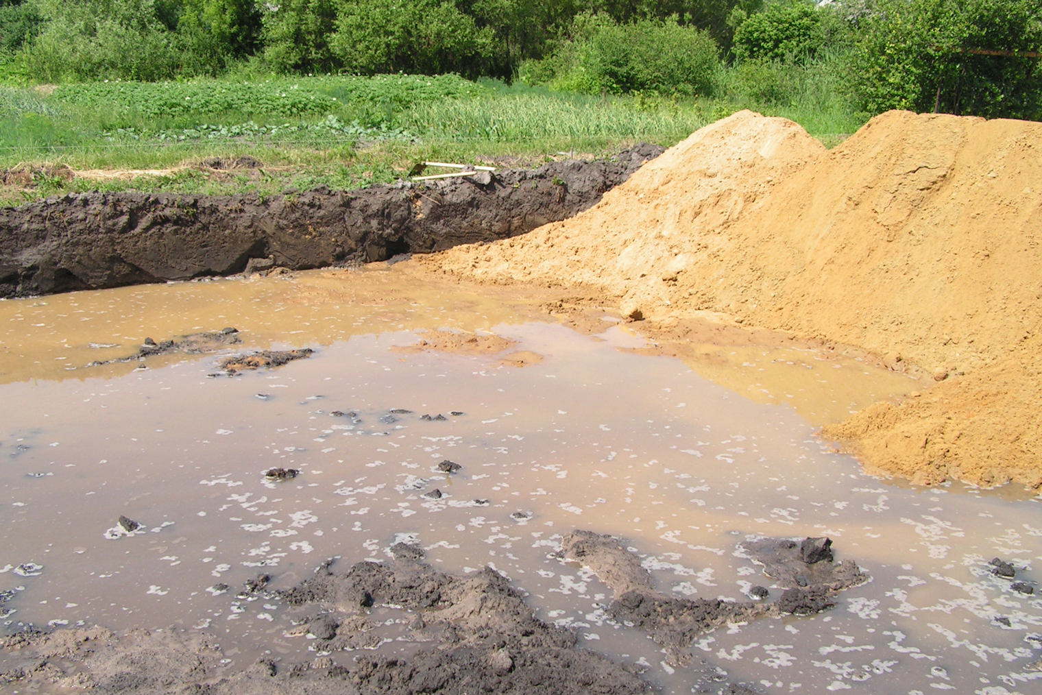 Вода в выкопанном котловане под дом — частично грунтовые воды, частично набралась после дождя