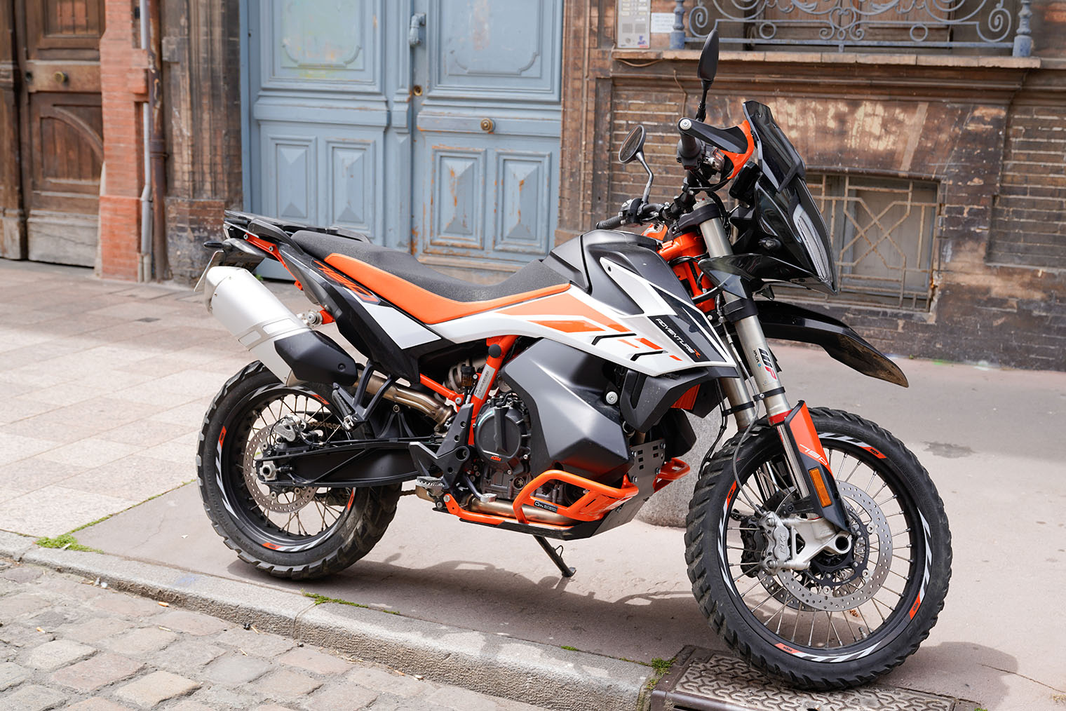 KTM Adventure 790 — типичный представитель турэндуро, универсальный мотоцикл для дорог с разным покрытием. Фотография: sylv1rob1 / Shutterstock / FOTODOM