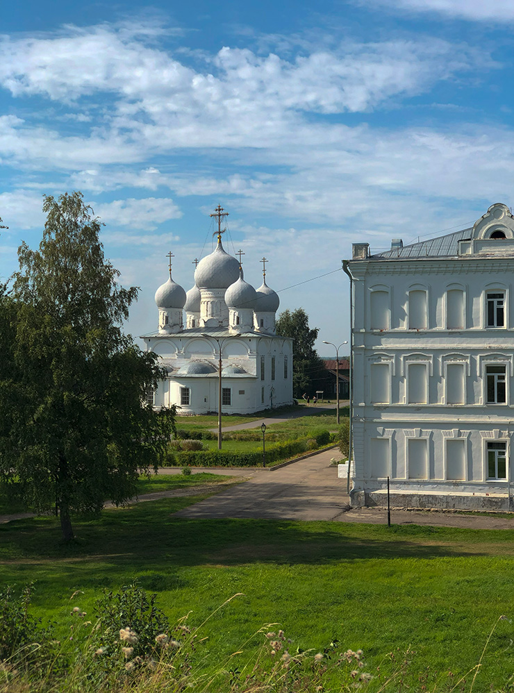 Спасо-Преображенский собор, справа — педагогический колледж