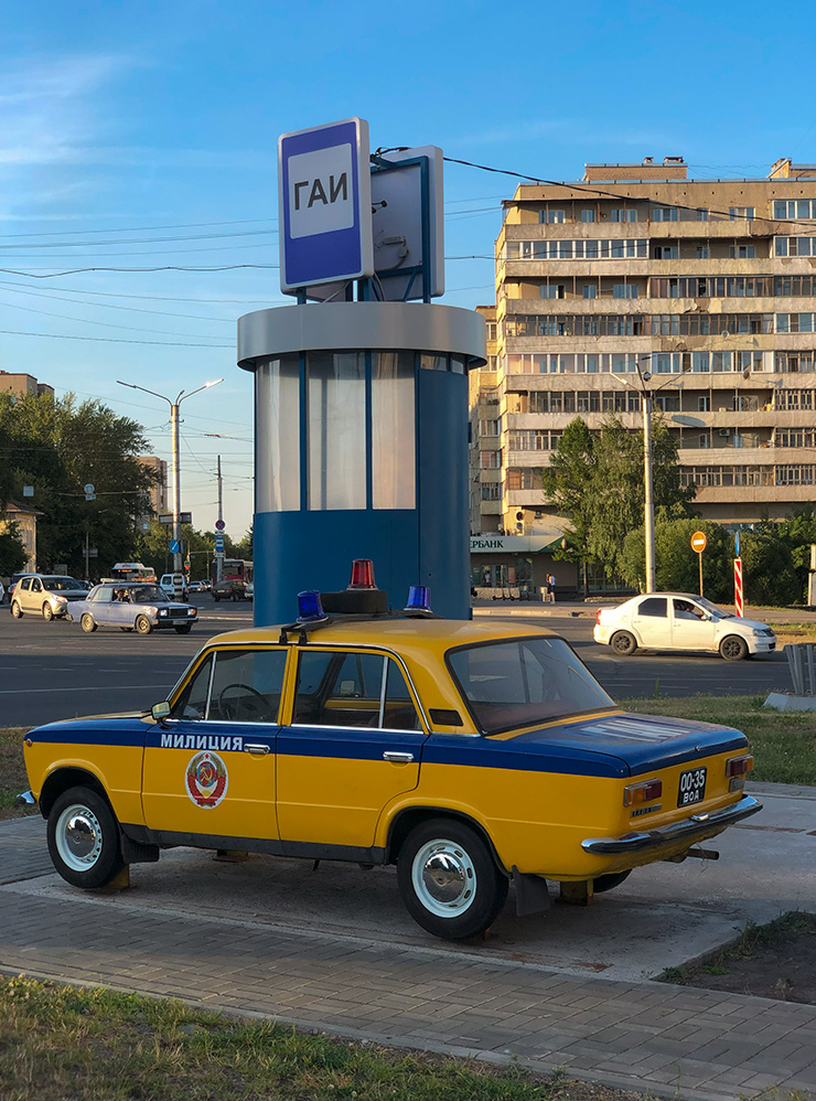 Небольшой памятник в советском стиле