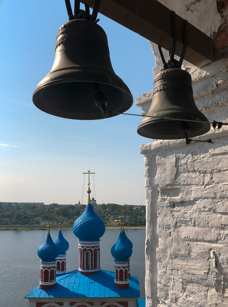 Вид с колокольни на противоположный берег