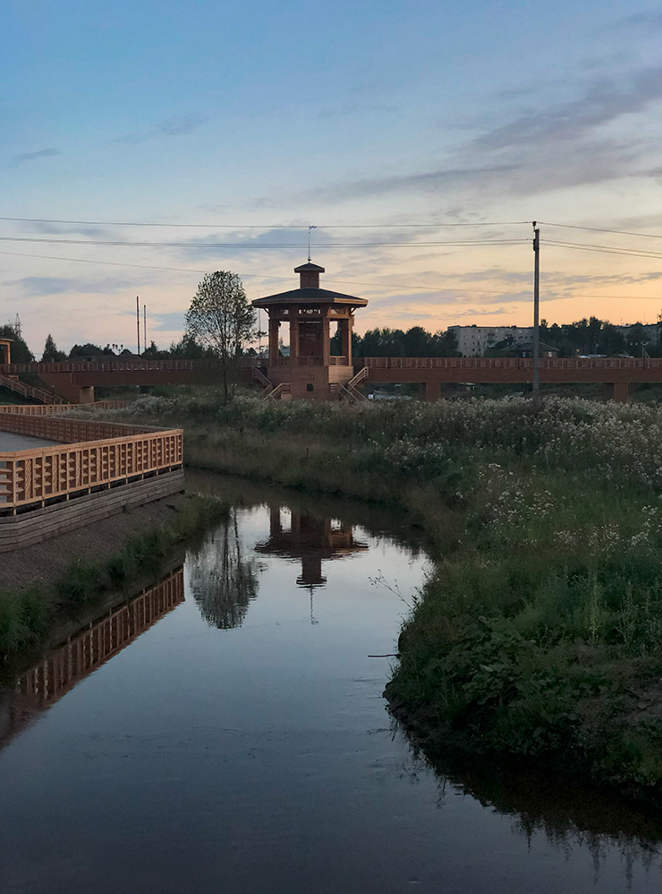 С одной стороны — деревянные мостки, а с другой — нетронутый берег, заросший травой