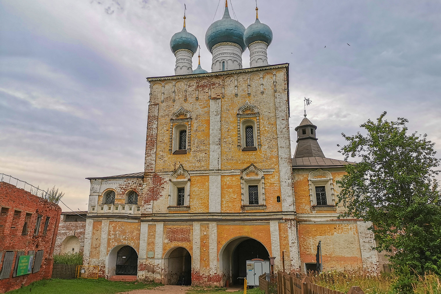 Сретенскую надвратную церковь построили в конце 17 века. Фотография: Nymph_i / Shutterstock