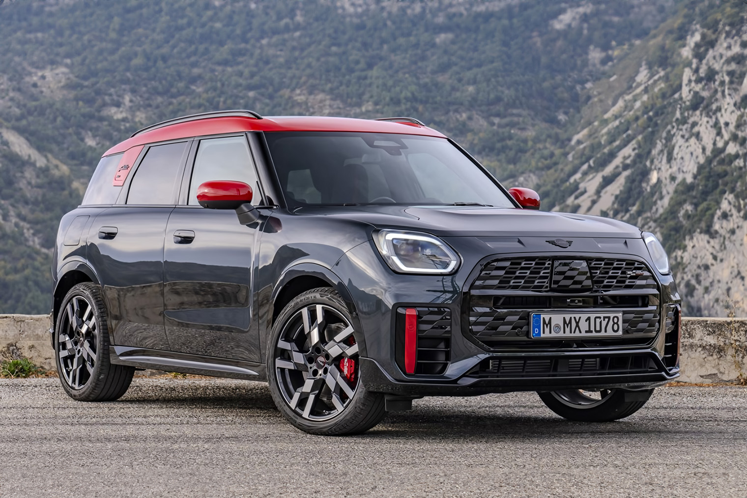 Решетки нового MINI Countryman JCW оформлены в стиле нового логотипа серии — клетчатого флага. Источник: MINI