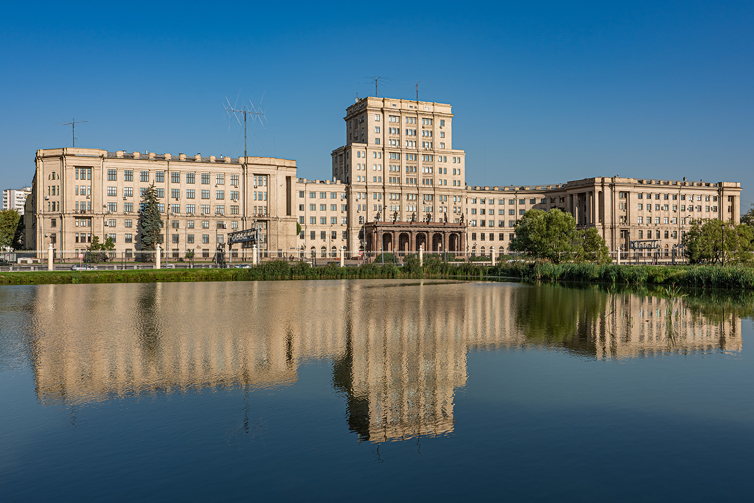 Главный корпус МГТУ им. Баумана. Фотография: Alexander Savin / Wikipedia