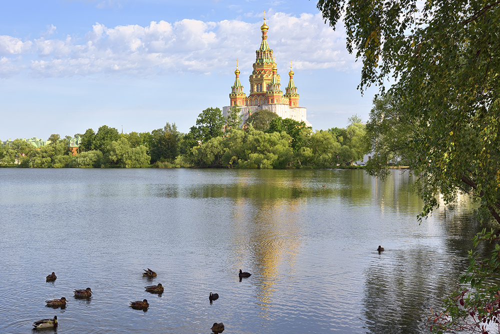 Церковь Петра и Павла возвышается над Колонистским парком. Источник: Arh-sib / Shutterstock