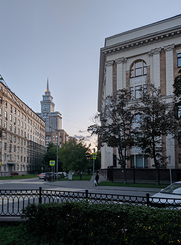 Мой район в конце зимы и летом. В большом, красивом, колоритном здании находится синагога