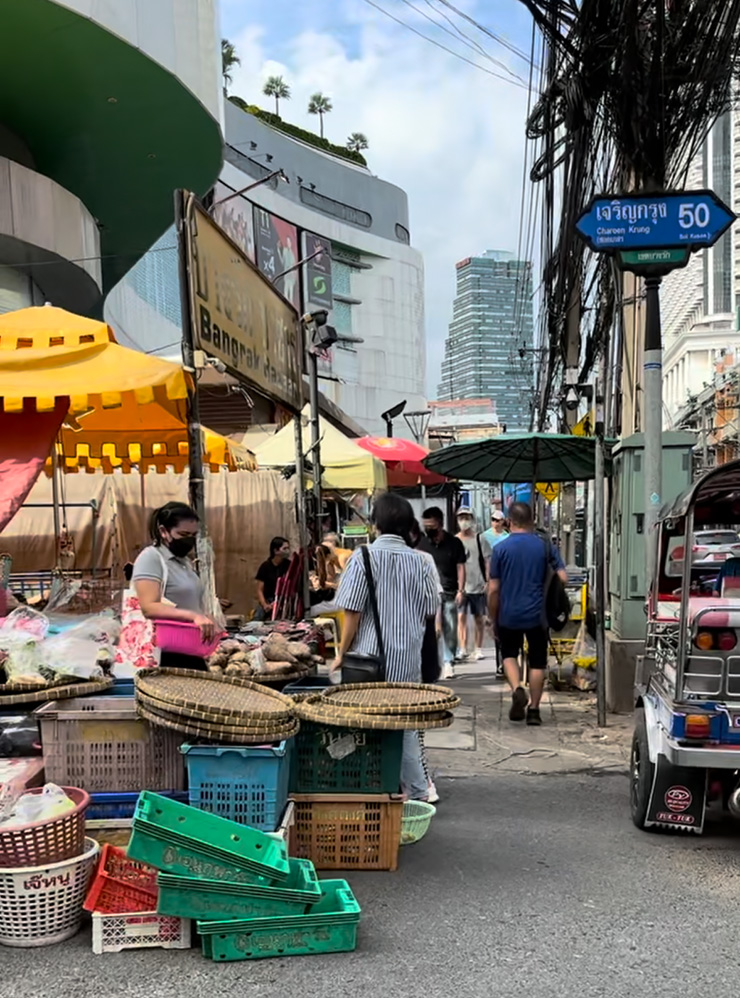 Улица недалеко от метро Saphan Taksin