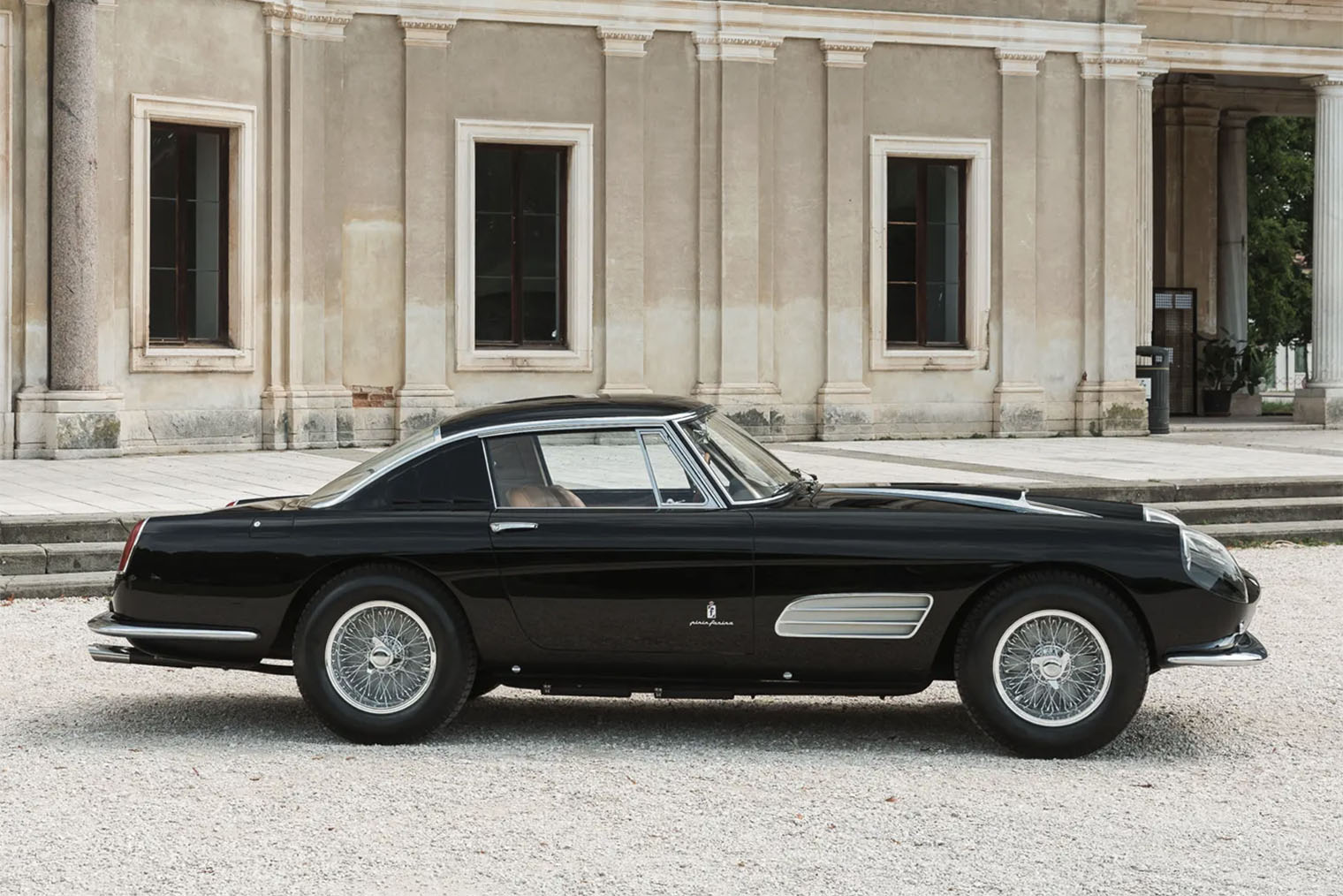 Ferrari 410 Superamerica Coupe Series III — одна из семи машин этой модели с фарами, скрытыми под обтекателями. Фотография: Jacopo Pierett / rmsothebys.com