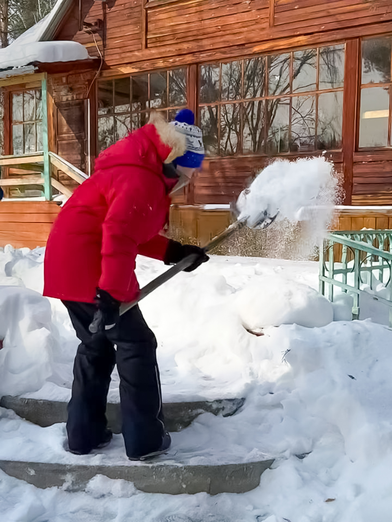 Такая у нас весна. В это время можно выбраться на улицу, погулять, поиграть в снегу и даже что⁠-⁠то запечатлеть. Зимой в голову не приходит фотографироваться: слишком холодно