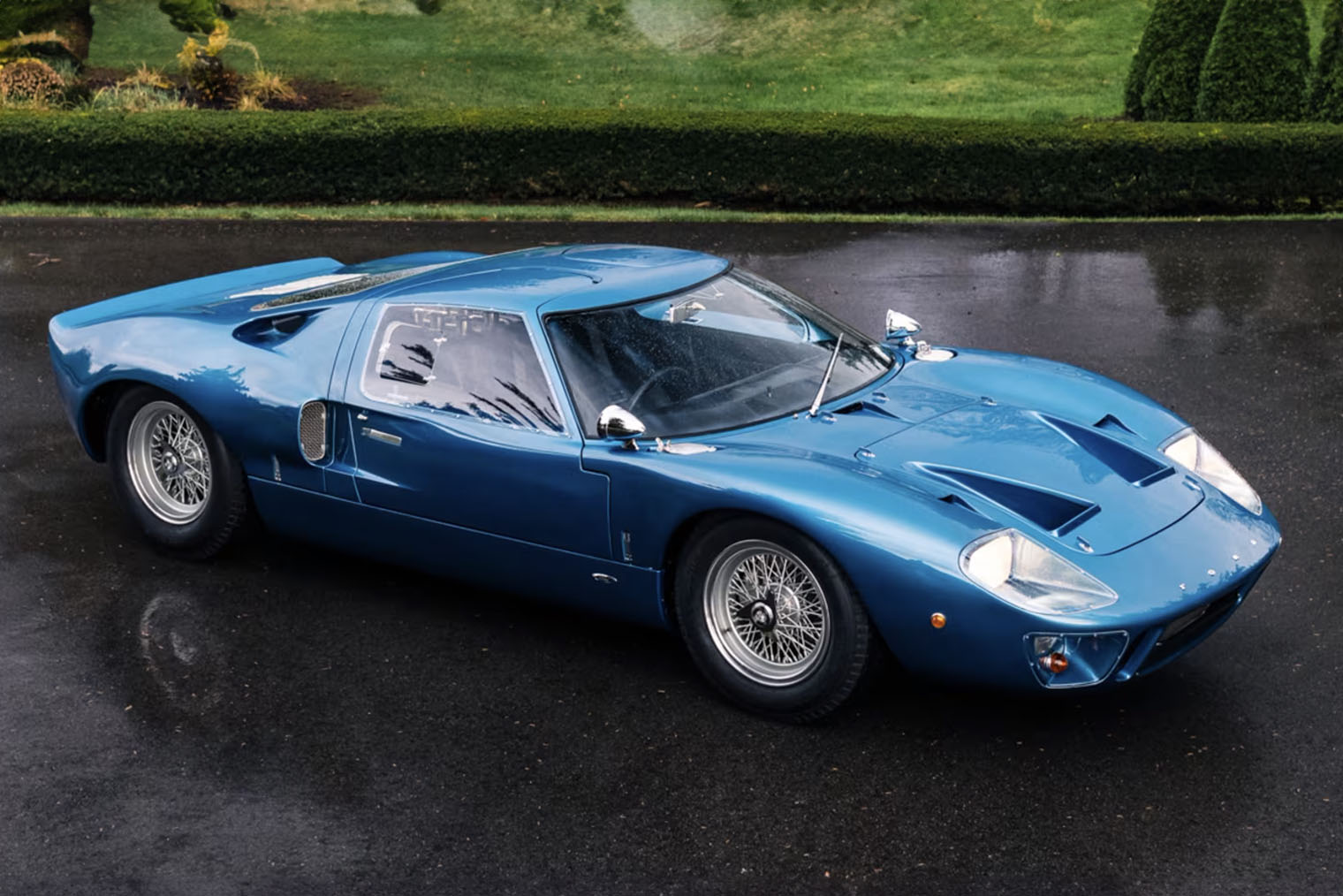 Еще один из 30 дорожных Ford GT40. Машина ни разу не участвовала в гонках, не попадала в ДТП и дошла до последнего владельца в полностью оригинальной комплектации. Источник: mecum.com