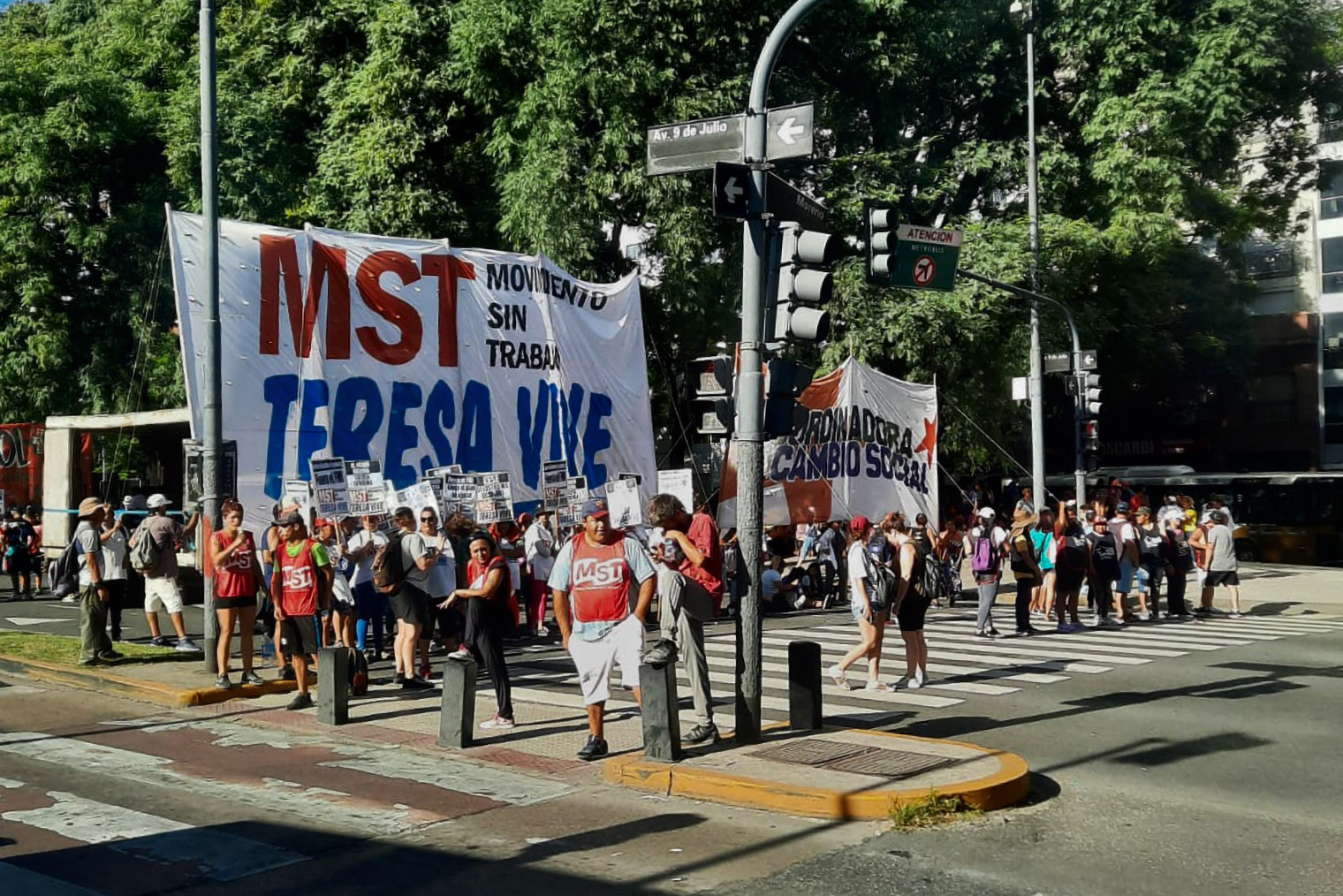 В Байресе постоянно проходят митинги, люди требуют еще меньше работать. Кстати, митингующим за это платят