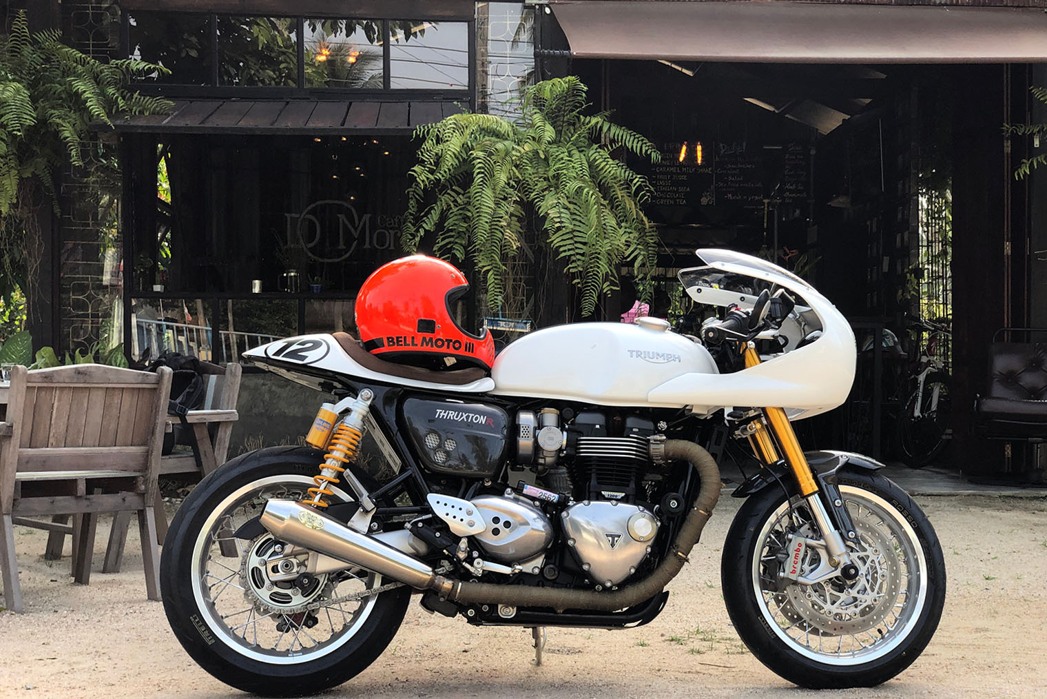 Triumph Thruxton — настоящая икона ретроспорта, городской мотоцикл в стиле гоночной техники 1960⁠-⁠х годов. Фотография: Vasit Buasamui / Shutterstock / FOTODOM